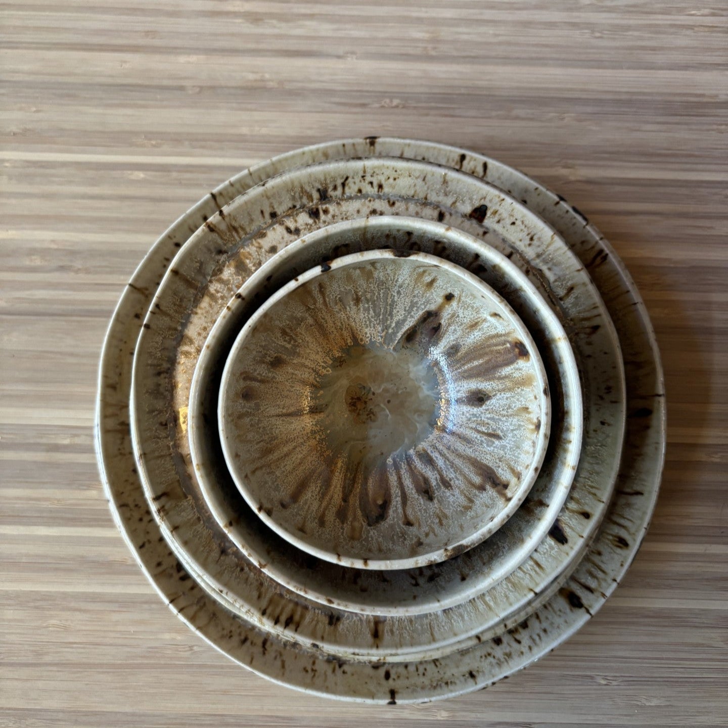 Keramisch bord met kristalglazuur