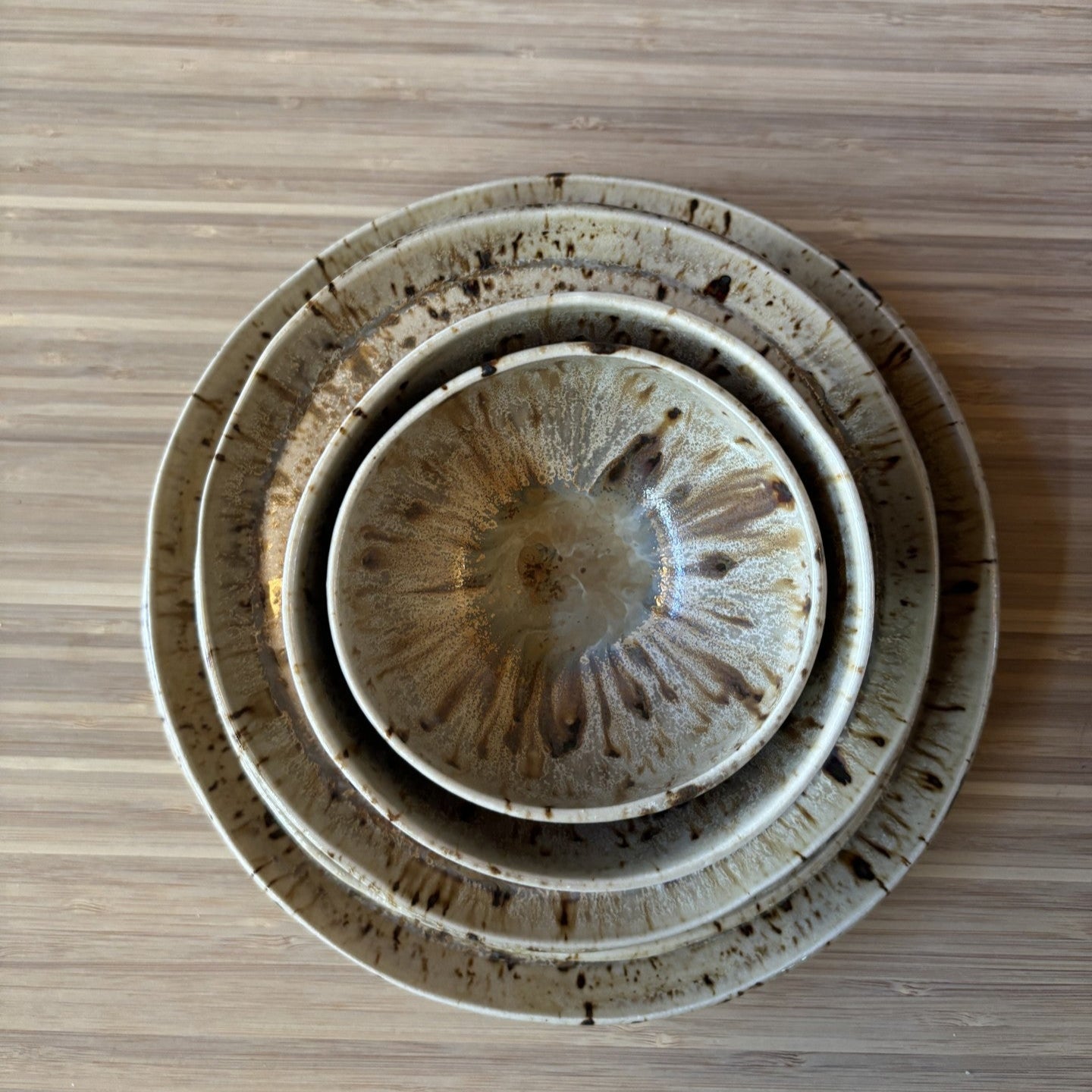 Keramisch bord met kristalglazuur