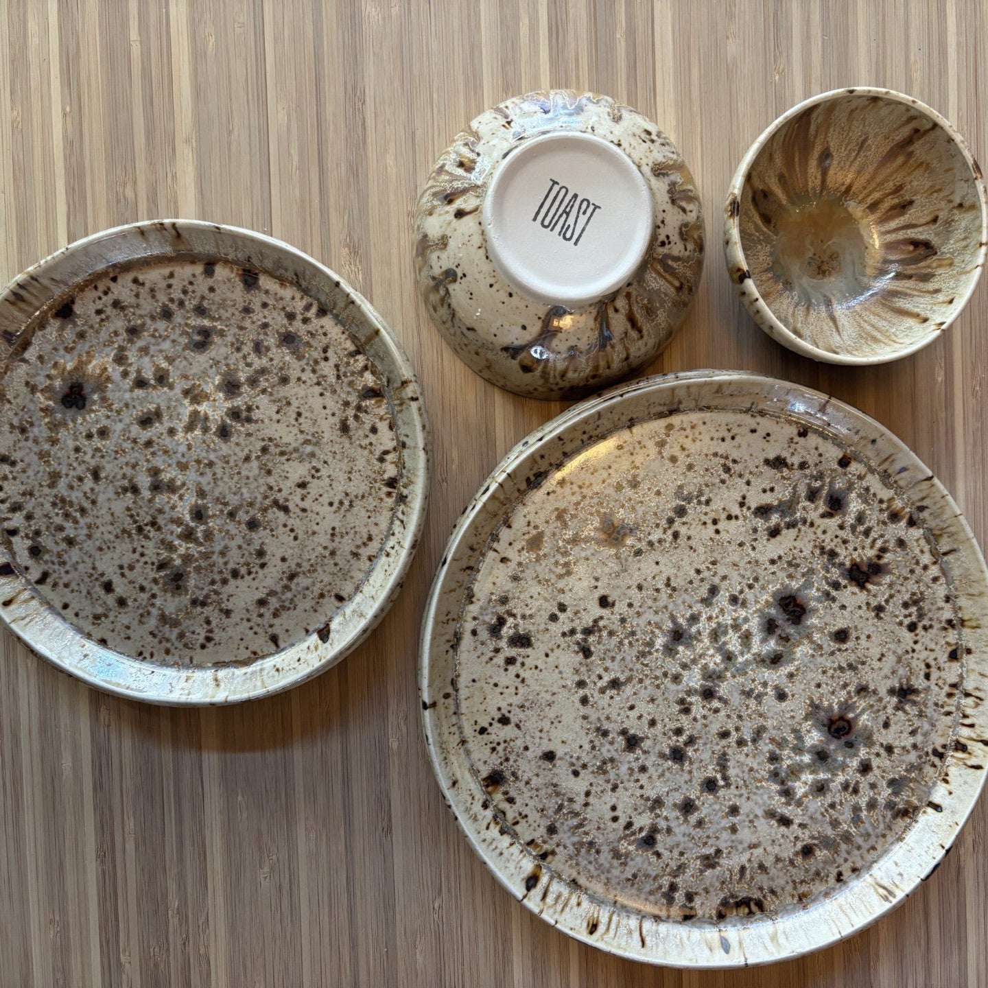 Keramisch bord met kristalglazuur