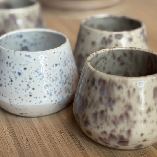 Set van 6 handgemaakte keramieken mokken – gespikkeld glazuur