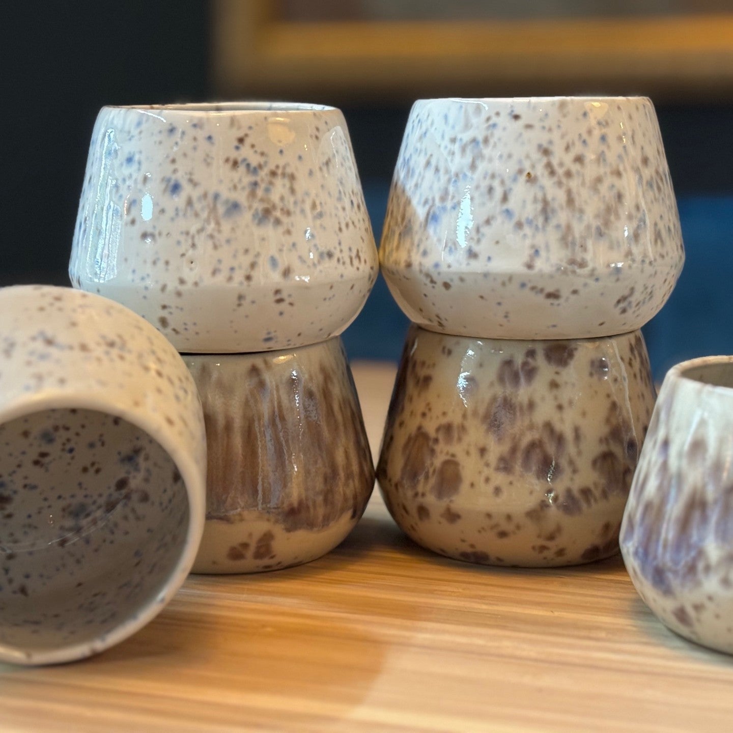 Set van 6 handgemaakte keramieken mokken – gespikkeld glazuur