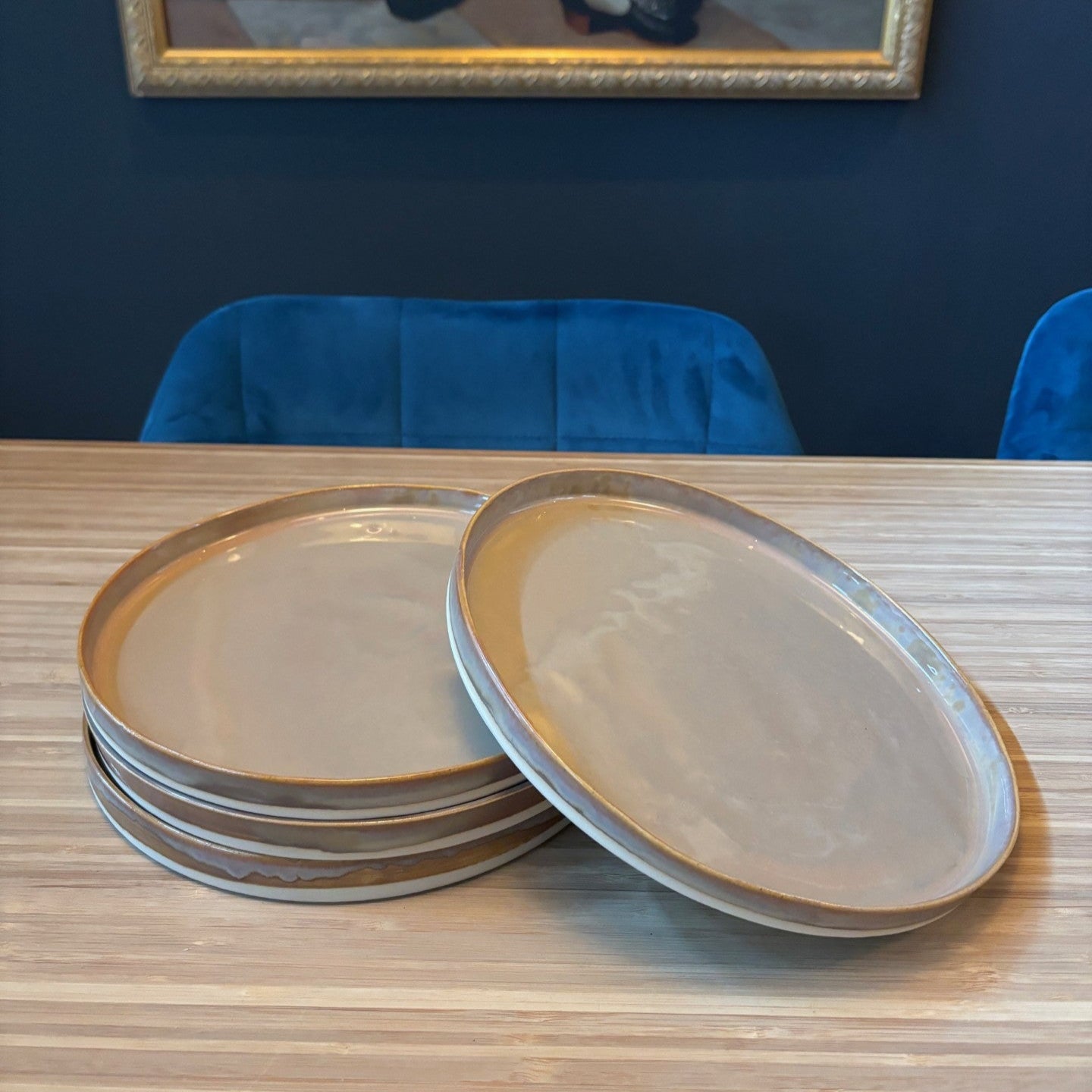 Handgemaakt keramiek bord – aardse glazuurtonen