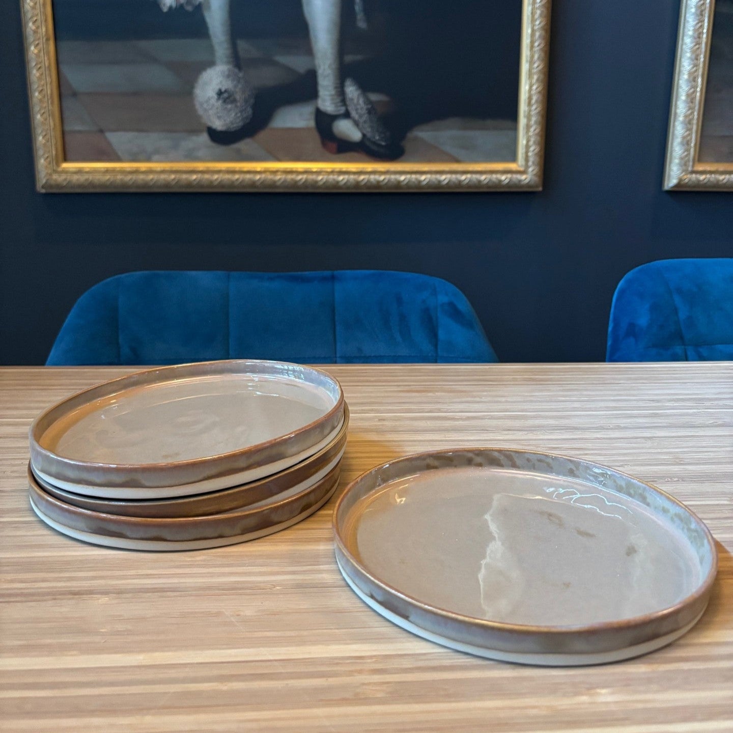 Handgemaakt keramiek bord – aardse glazuurtonen