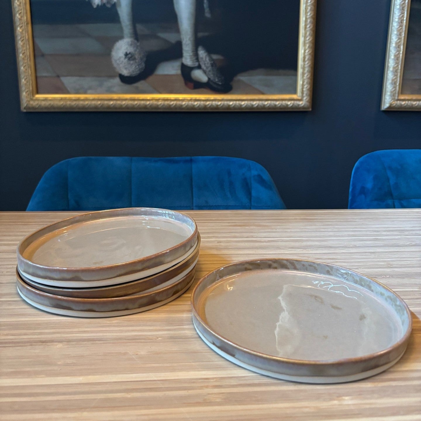 Handgemaakt keramiek bord – aardse glazuurtonen