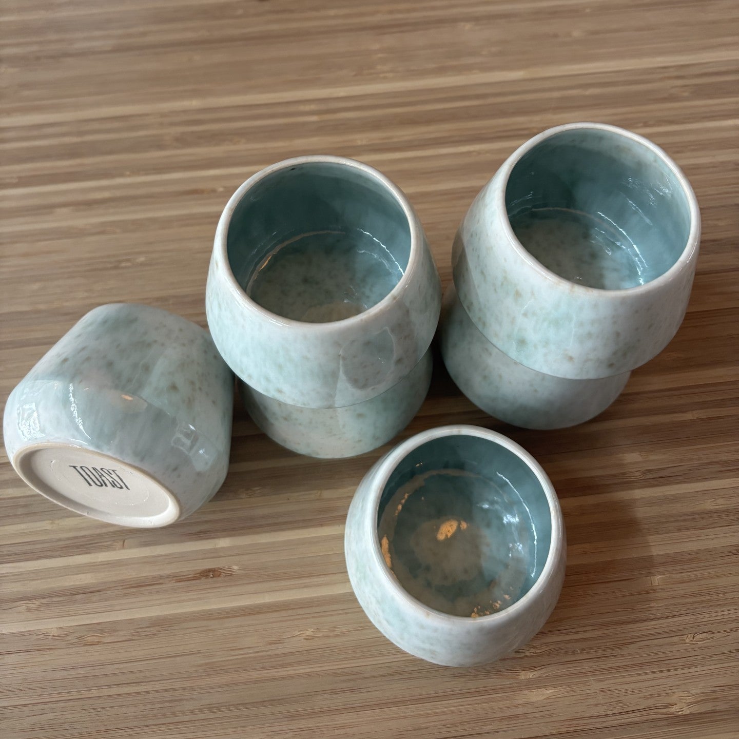 keramieken mok – wit met groen glazuur