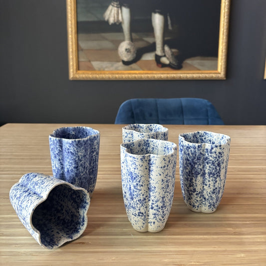 Set van 5 handgemaakte mokken – blauw/wit gespikkeld