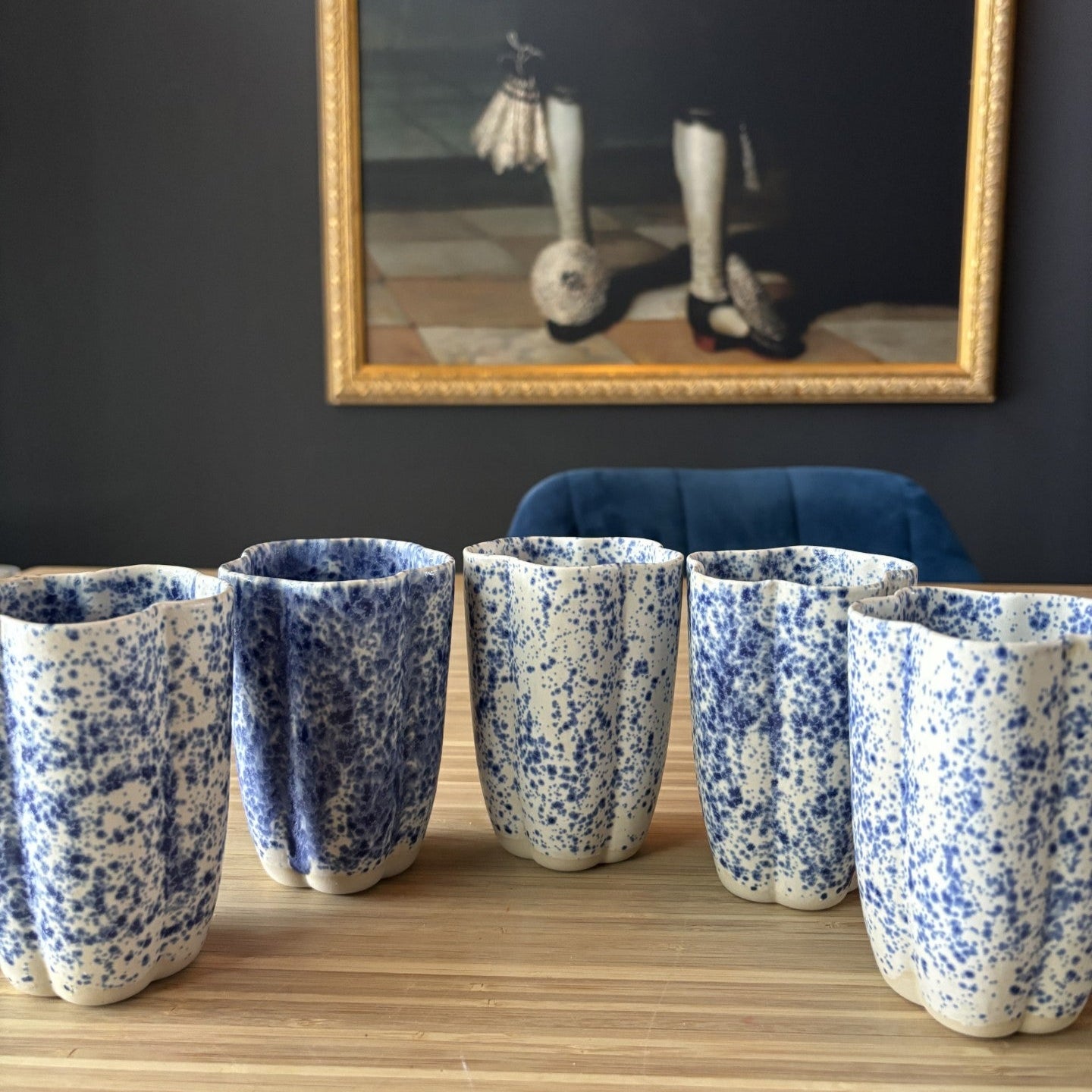 Set van 5 handgemaakte mokken – blauw/wit gespikkeld