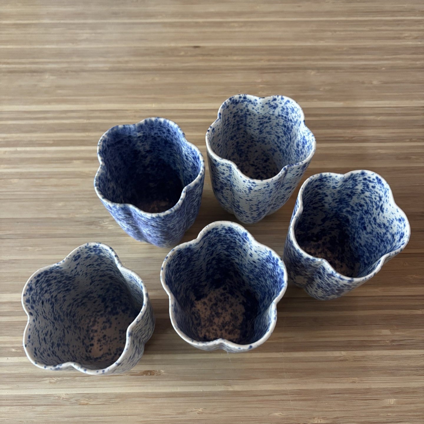 Set van 5 handgemaakte mokken – blauw/wit gespikkeld
