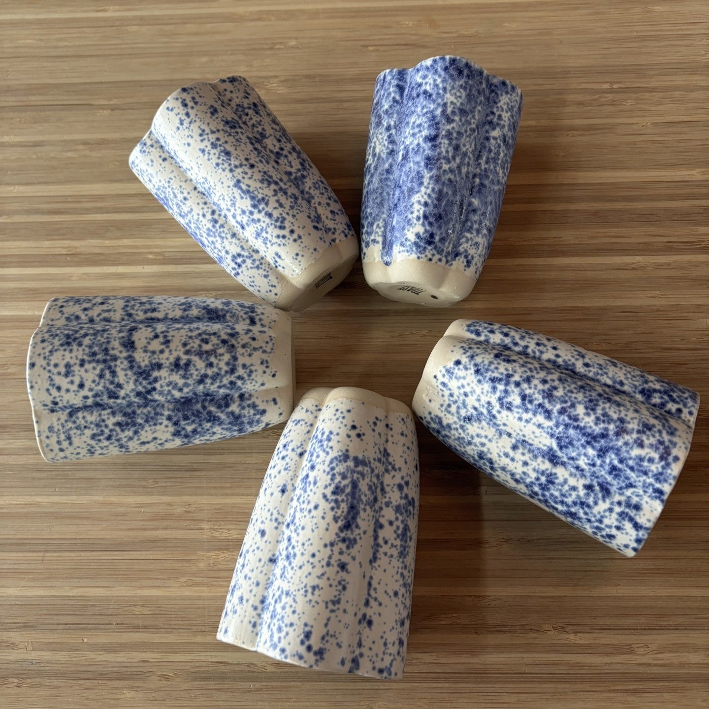 Set van 5 handgemaakte mokken – blauw/wit gespikkeld
